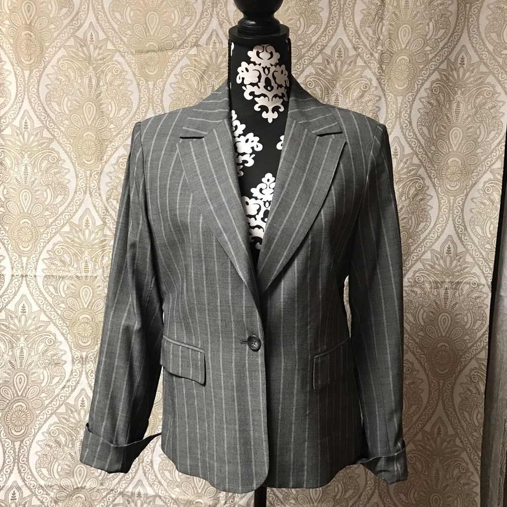 Anne Klein AK, grey pinstripe pant suit sz 10.